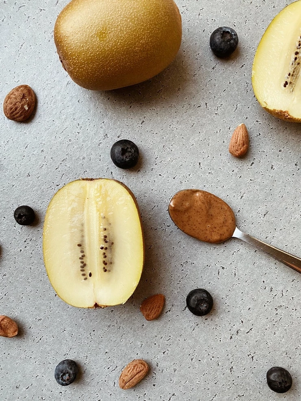 FANCY FOOD: Yogurt & Kiwi