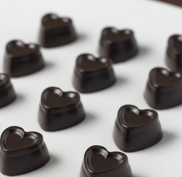 TIPS FOOD: Il cioccolato. Perchè mangiarlo rende così felici?