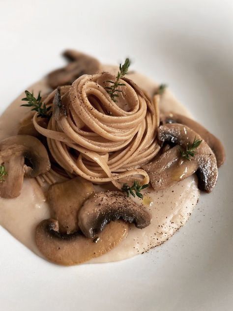 Tips food: linguine integrali con funghi champignon su crema di cannellini.